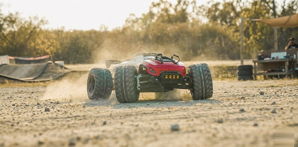 How is the performance of the steering servo equipped on the SUCHIYU 10101?